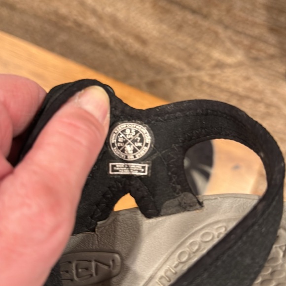 Keen ladies 9.5 sandals - Picture 9 of 9